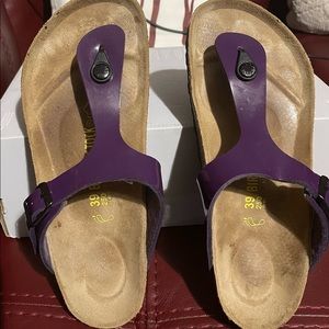 Pre-Loved, like new patent leather, purple Gizeh Birkenstock slides.